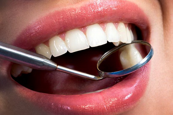 Посещать стоматолога на профилактический осмотр лучше раз в пол года